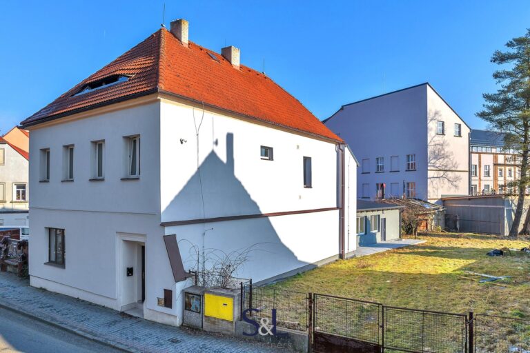 Nabízíme k pronájmu byt po kompletní rekonstrukci o dispozici 1+1 ve Cvikově, ulice Československé armády.