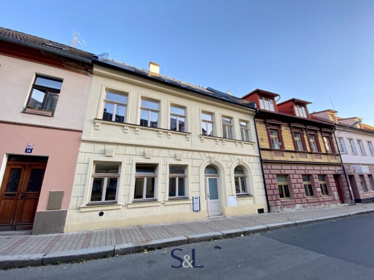 Nabízíme k pronájmu mezonetový podkrovní byt po kompletní rekonstrukci o dispozici 2+kk v centru města Česká Lípa, ulice Mariánská.