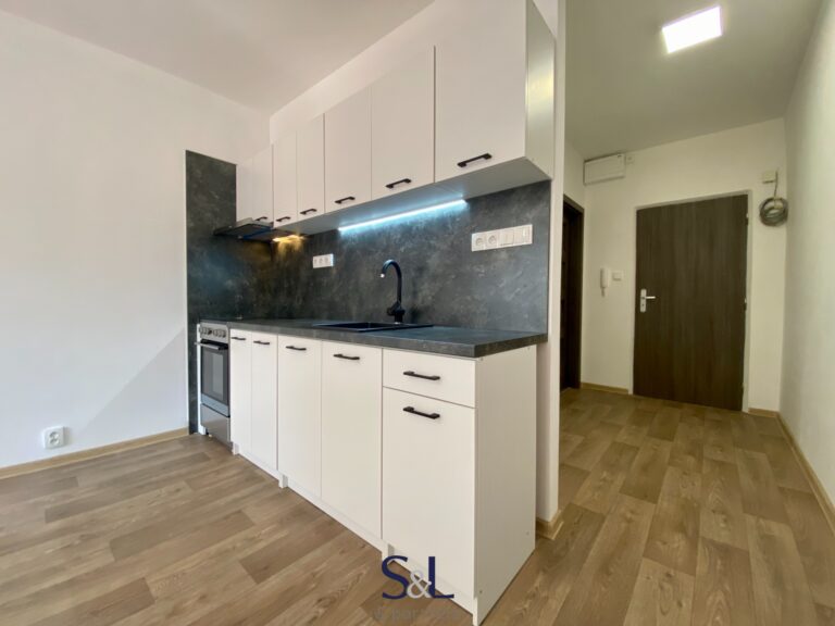 Nabízíme k pronájmu bytovou jednotku o dispozici 1+kk po kompletní rekonstrukci, 35 m2, v Novém Boru, ulice Svojsíkova.