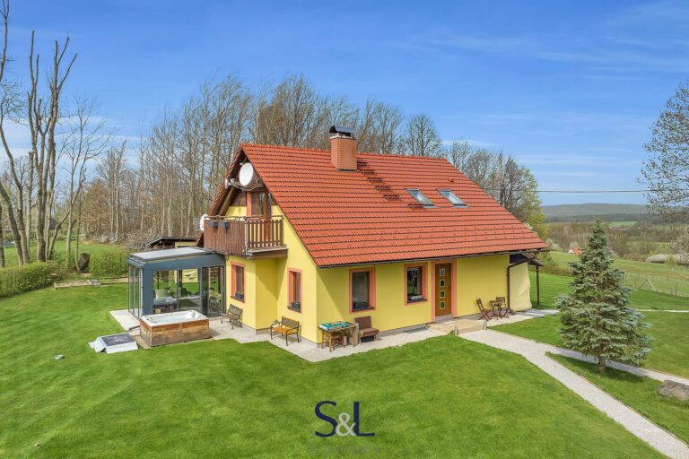 Rodinný dům s rozlehlým pozemkem určeným k výstavbě a vlastní energetikou – Heřmanice