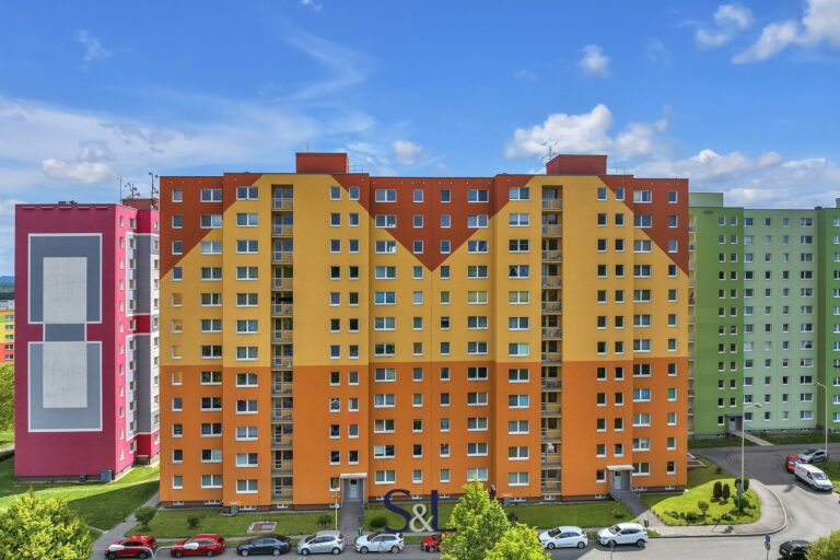 Mám tu pro Vás bytovou jednotku o dispozici 2+kk s lodžií v České Lípě, ulice Hradecká.