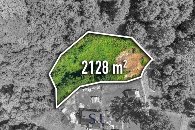 Nabízím ke koupi prostorný pozemek o celkové výměře 2 128 m2, tvořený dvěma parcelami (č. 408/10 a 3295) v katastrálním území Markvartice u Děčína.