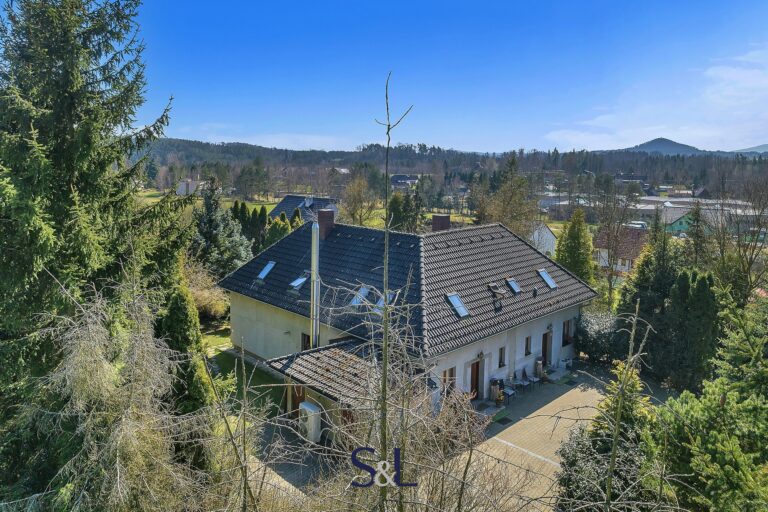 Rodinný dům s apartmánem, bazénem a naprostým soukromím – Janov u Nového Boru