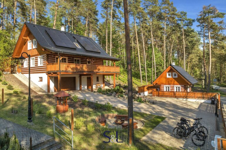 Dvě roubené novostavby na jednom pozemku s fotovoltaikou – úsporné bydlení i investice na pomezí Ralské pahorkatiny a Lužických hor v srdci přírody.